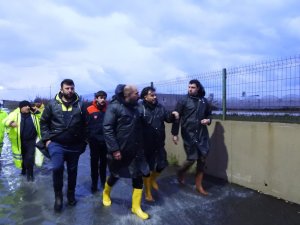 Samandağ’da şiddetli yağış hayatı olumsuz etkiledi