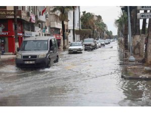 İskenderun’da sağanak yağışlar esnafı olumsuz etkiledi