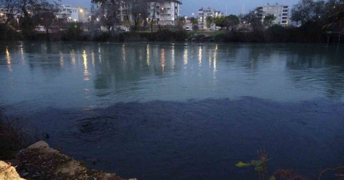 Manavgat Irmağı siyaha büründü