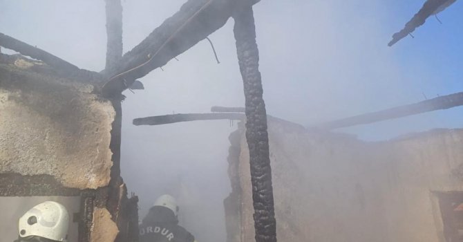 Burdur’da iki katlı evde çıkan yangında kül oldu