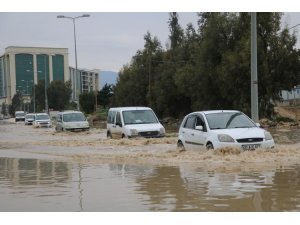 Göle dönen cadde sürücülere zor anlar yaşattı