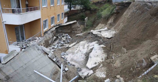 Hatay’da aşırı yağmur nedeniyle 5 katlı binanın istinat duvarı çöktü