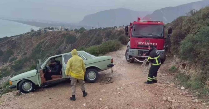 Uçurumdan yuvarlanmaya ramak kala durmayı başaran otomobili itfaiye ekipleri kurtardı