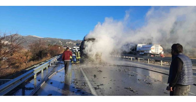 Burdur’da seyir halindeki tır yanarak kullanılamaz hale geldi