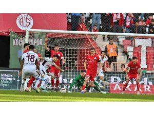 Trendyol Süper Lig: Antalyaspor: 0 - Trabzonspor: 1 (İlk yarı)