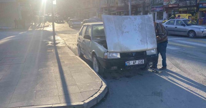 Benzin hortumu patlayan Tofaş marka otomobil alev aldı