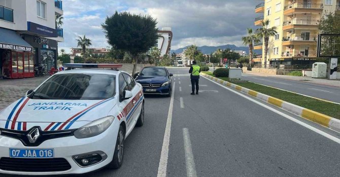 Alanya’da 6 araç trafikten men edildi