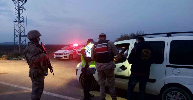 Hatay’da Jandarma ekipleri 108 aranan şahsı yakaladı