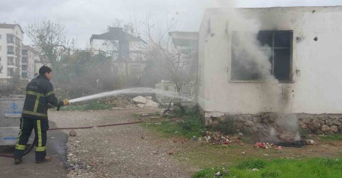 Boş gecekondudaki yangın mahalleliyi tedirgin etti