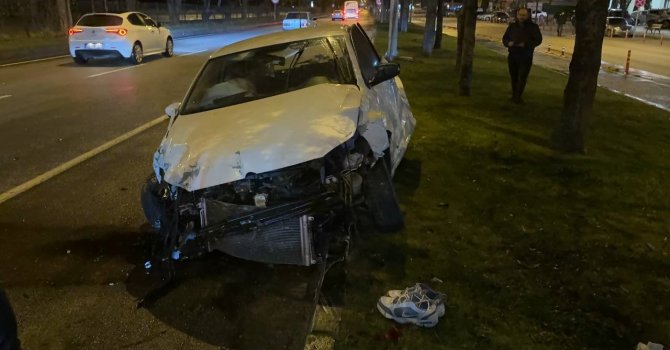 Isparta’da kontrolden çıkan araç refüje çarptı: 1 ölü, 1 yaralı