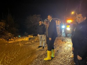 Kaş Belediyesi ekipleri etkili olan yağış sonrası sahaya indi