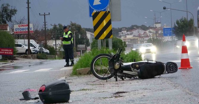 Motosiklet ile otomobil çarpıştı, kaza anı güvenlik kameralarına yansıdı: 1 yaralı