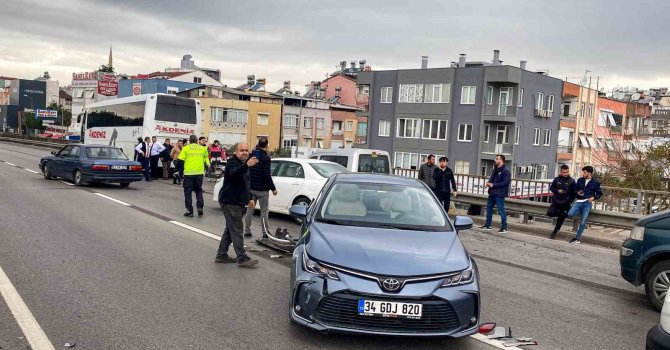 Antalya’da şehirlerarası otobüsün de karıştığı kaza ucuz atlatıldı