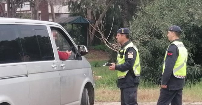 Jandarma alkolmetreyi üfletmek için  yarım saat dil döktü, üfleyince cezayı yedi