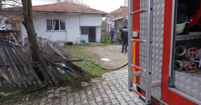 Burdur’da sobadan çıkan yangında evde maddi hasar oluştu