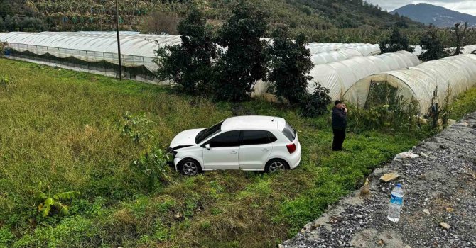 İstinat duvarını aşıp tarlaya uçtu