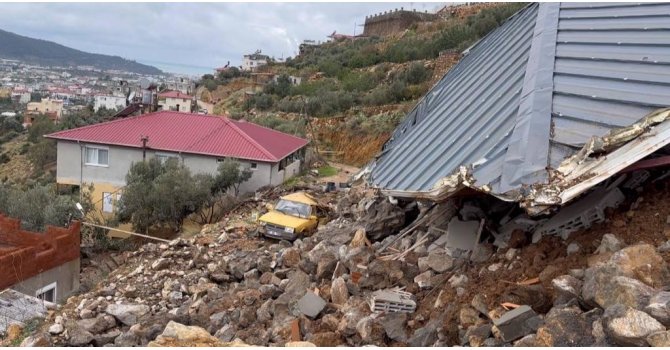 Alanya’da heyelan sebebiyle inşaat halindeki ev ve istinat duvarı çöktü