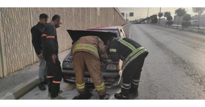 İskenderun’da araç yangını büyümeden söndürüldü