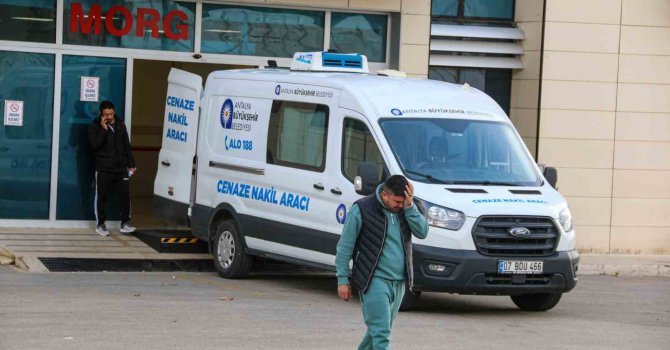 Antalya’da 3 çocuğunun annesini 17 bıçak darbesiyle hayattan koparan koca tutuklandı