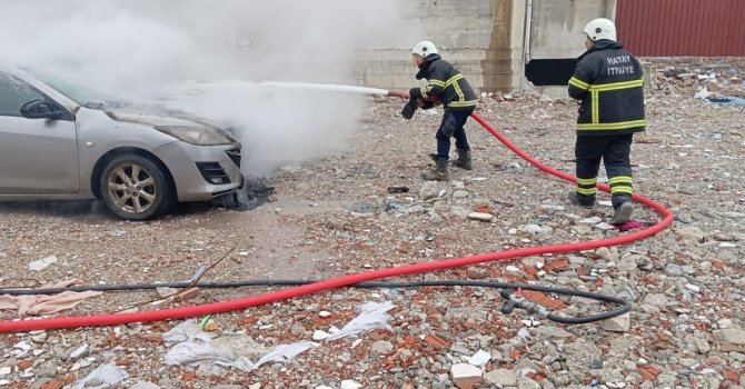 Hatay’da park halindeki otomobilde yangın çıktı