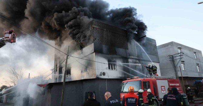 Adana’da sünger deposu yangında kül oldu