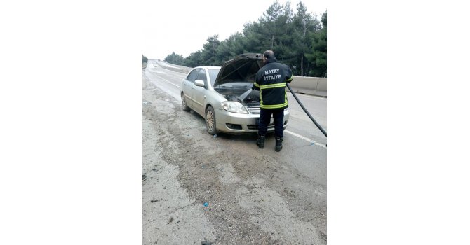 Hatay’da aracın motor kısmında meydana gelen yangını itfaiye söndürdü