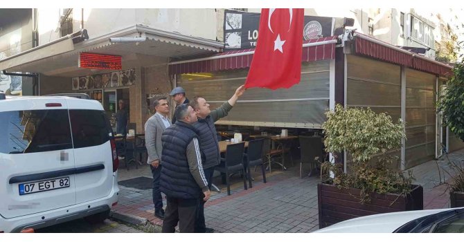 Türk bayrağını bıçakla kesen şahıs, önce güvenlik kameralarına sonra polise yakalandı