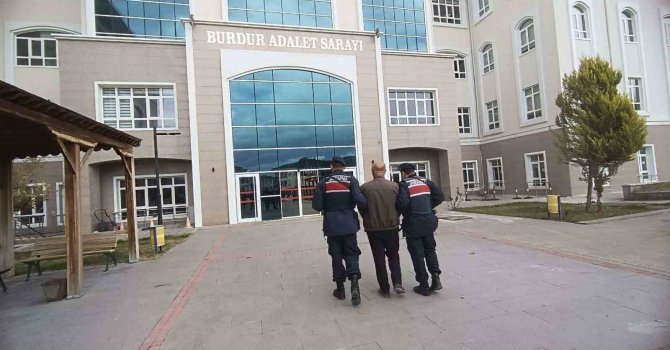 Burdur’da jandarma tarafından yakalanan 4 firari cezaevine gönderildi