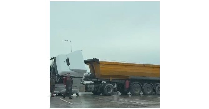 Mersin otobanında kamyon kazası: 1 ölü, 1 yaralı