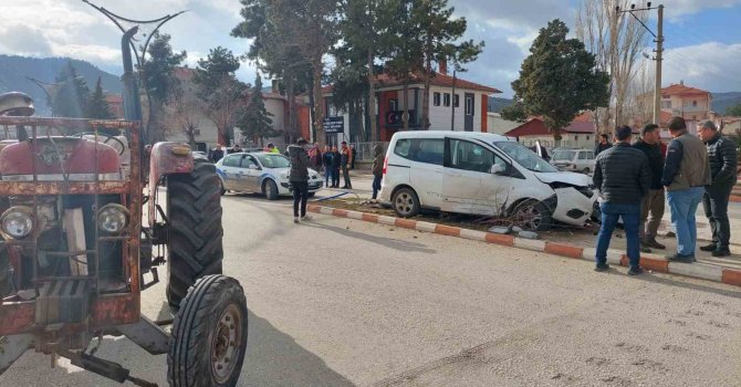 Burdur’da traktör ile hafif ticari araç çarpıştı: 1 yaralı