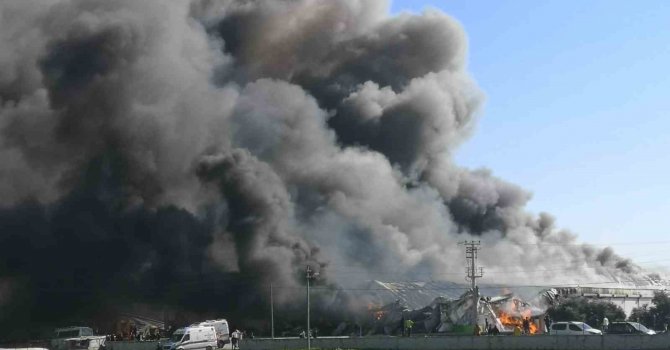 Mersin’de paketleme tesisinde yangın çok sayıda ekip müdahale ediyor