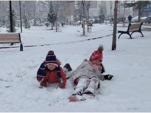 Kahramanmaraş’ta çocukların kar sevinci