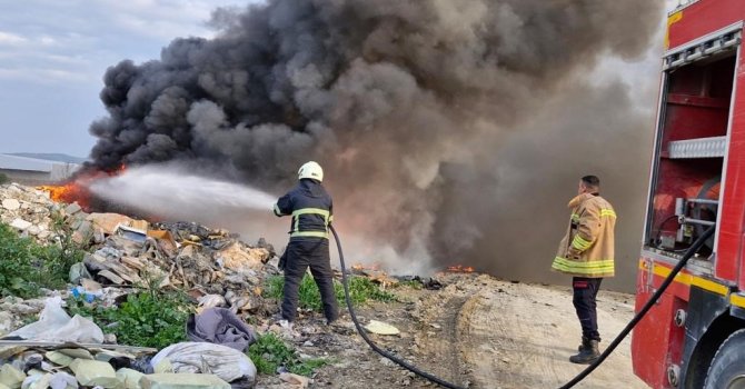 Hatay’da çöp yangınını itfaiye ekipleri söndürdü