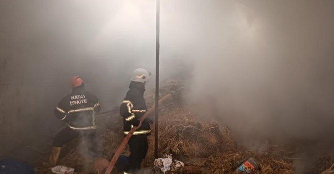 Hatay’da samanlık yangınına itfaiye ekiplerinden müdahale