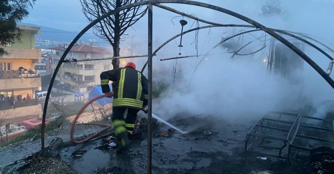 Antakya’da yanan çadır kullanılmaz hale geldi