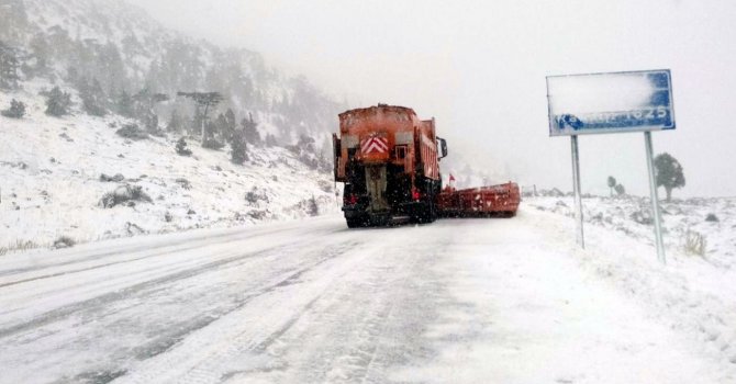 Antalya-Konya Karayolu kar sebebiyle bekletilen tırların geçişine açıldı