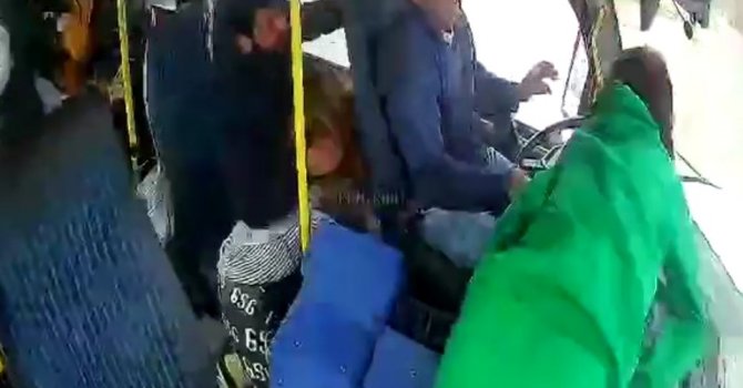 Karsan marka minibüs ile Tofaş marka otomobilin çarpışması kamerada