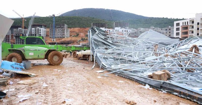 Kuvvetli fırtına şantiye alanındaki çatıları uçurdu: 2 kişi yaralandı, 2 araç zarar gördü