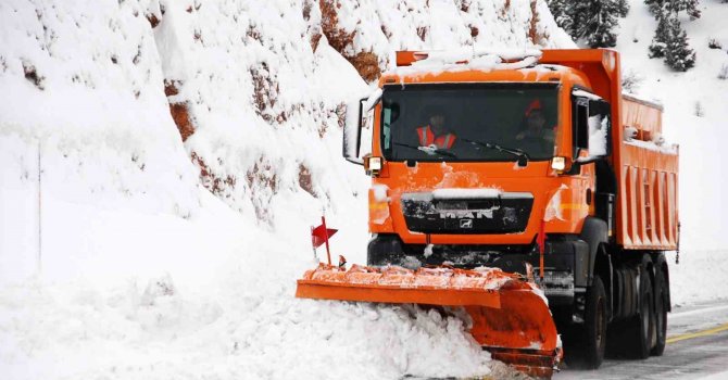 Antalya-Konya kara yolunda ekiplerin yolu açık tutma çabası