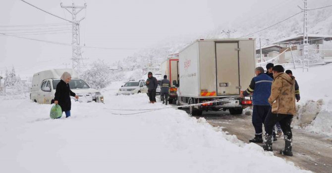 Mersin’de kar yağışı: Karaman yolu büyük araçlara kapatıldı