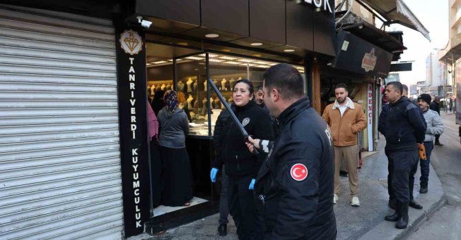 Kuyumcu kadın hırsızları işyerine kilitleyip yakalattı