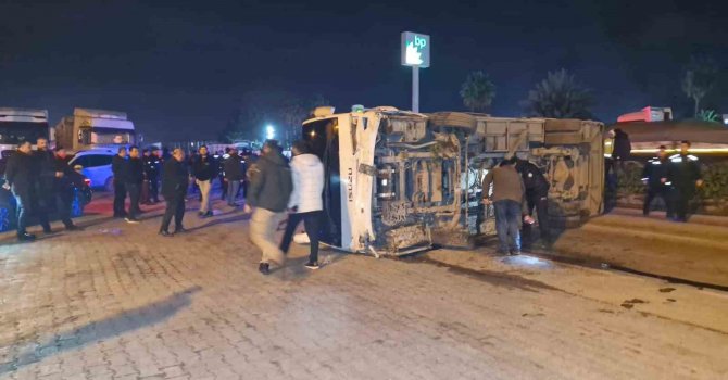 Hatay’da göreve giden polisleri taşıyan midibüs devrildi: 10 yaralı