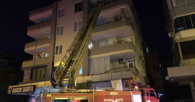 Alanya’da dört katlı binanın en üst katındaki yangın korkuttu