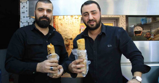 Mersin’de depremzedeler anısına 300 kilo döner ücretsiz dağıtıldı