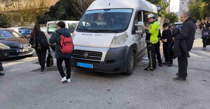 Polis ekiplerinden okul servis araçları ve çevrelerinde denetim