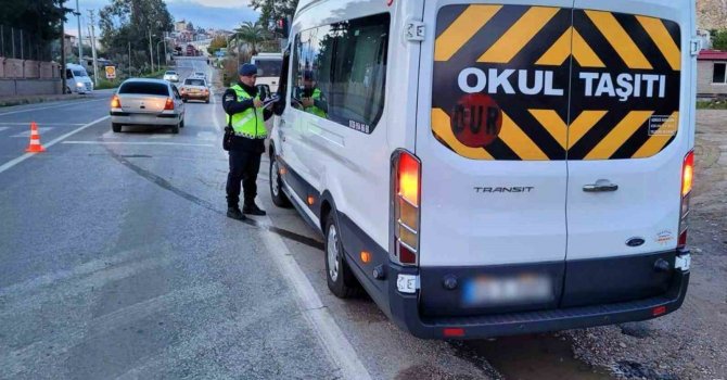 Mersin’de jandarma ekipleri okul servis araçlarını denetledi