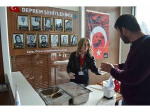 Sular Akademi Hastanesi depremde hayatını kaybedenlerin anısına helva ikramı yaptı