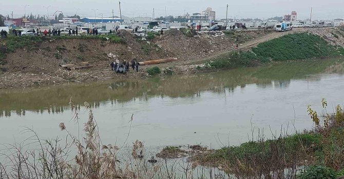 Hatay’da otomobil Asi Nehri’ne uçtu: Aracın içinde kalan var mı araştırılıyor