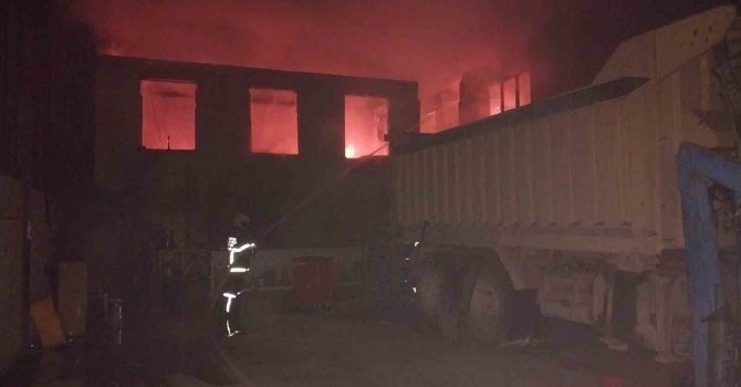 Burdur’da çıkan yangında 6 iş yeri zarar gördü