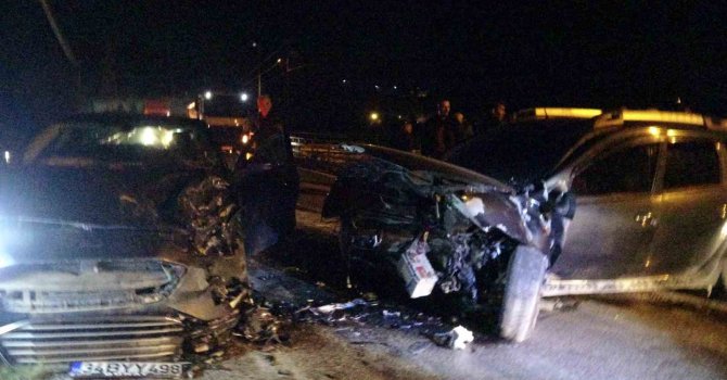 Adana’da otomobiller kafa kafaya çarpıştı: 2 yaralı